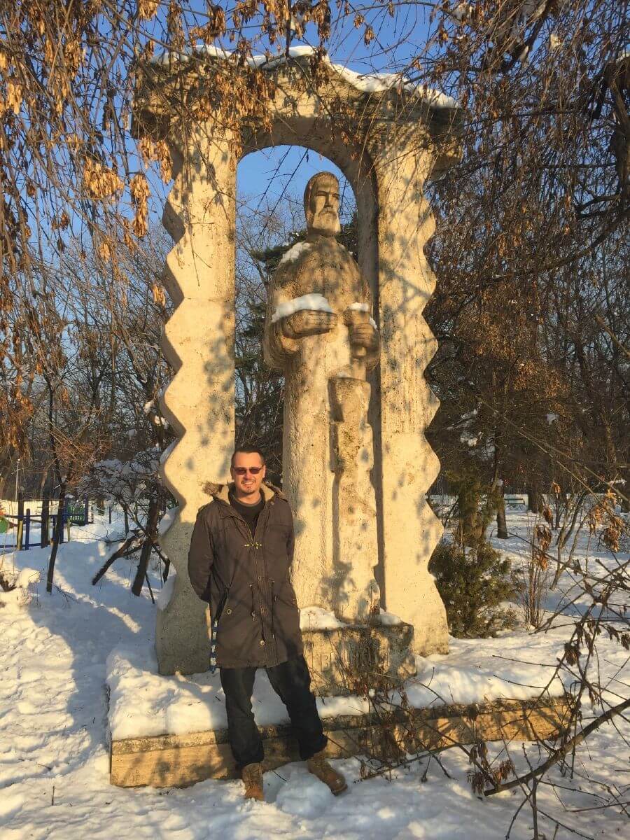 Emanuel Petrescu beside a Constantin Brâncuși sculpture