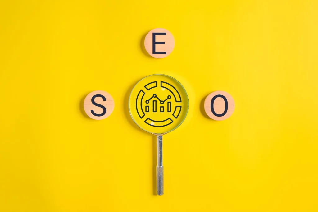 the letters seo agains a yellow background